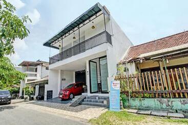 Hotell Oyo 92433 Sirih Gading Family Guest House