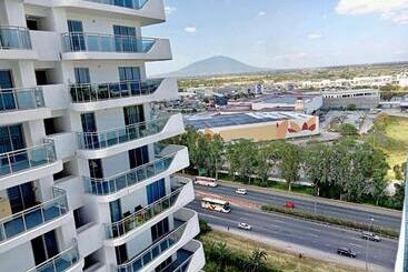 Hotel Sally’s At Azure North