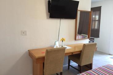 فندق Dolphin Harbor Inn