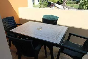 هتل Elanthi Village Apartments