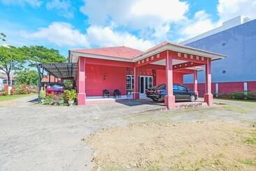 בית מלון כפרי Oyo 92337 Wisma Arwini Syariah