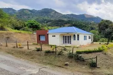 ユースホステル Sede Campestre Peña Negra