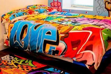 Отель Art Deco Graffiti Suite