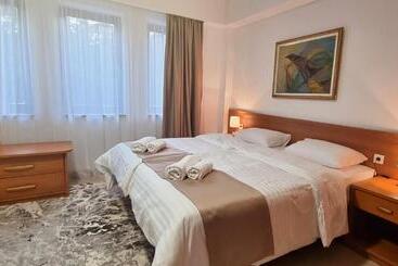 Hotell Mayberry Lake   Villa Medijapark