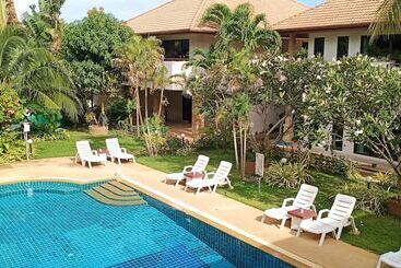 Huoneisto Babylon Pool Villas
