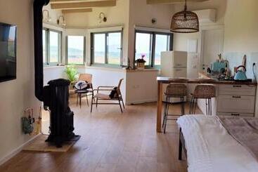 צימר חלון לרקפות Zimer Window For Primroses עם ג קוזי לנוף