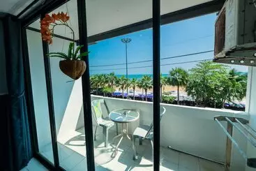 Hotelli Happy Jomtien   Beachfront