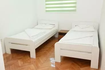 هاستل Np Sutjeska Paviljon A