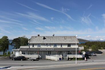 Pensiune Ulvsvåg Gjestgiveri Og Fjordcamping As
