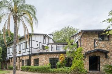 Отель The Nesbitt Arms