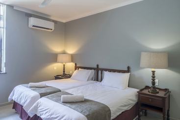 Отель The Nesbitt Arms