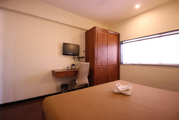 Отель Q Deck Rooms