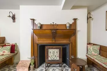 Bed and Breakfast Nanny Brow