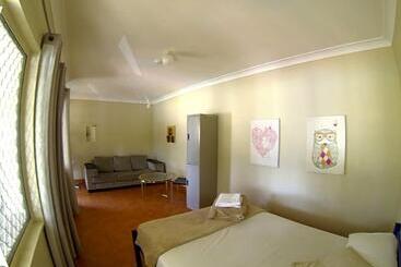 ユースホステル Budds In Surfers Backpackers