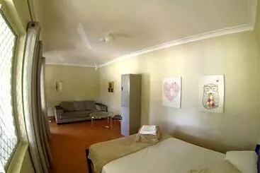 Alberg Budds In Surfers Backpackers