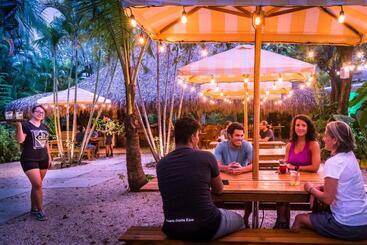 酒店 The Sunset Shack