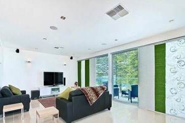 Breeze Beachfront Apartment