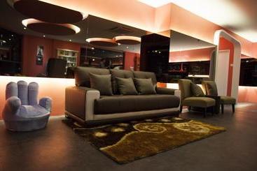 בית מלון כפרי Eiffel  Kelana Jaya