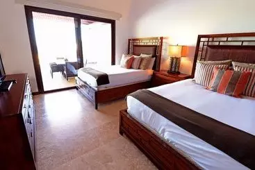 آپارتمان‌های توریست‌ها Pristine Bay Resort