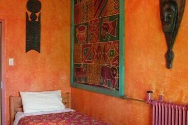 호스텔 Global Village Travellers Lodge