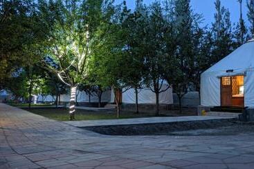 هتل Apex Le Yurt Skardu