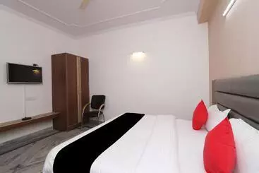 Hôtel Super Capital O Esscon House Near Payal Cinema