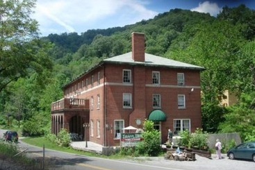 Bed and Breakfast Elkhorn Inn & Theatre