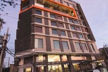 Hive Hotel And Convention Place