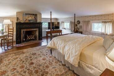 The Neighbour House B&b