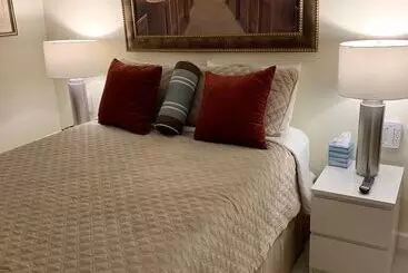 Aamiaismajoitus (B&B) Fantasy Island Inn – Caters To Men