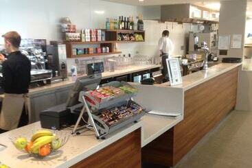 Hotel Willow Court   Hostel