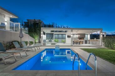 آپارتمان‌های توریست‌ها Vatia Villas