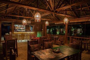 리조트 Amihan Beach Cabanas