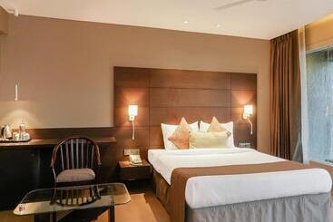 Отель Treebo Premium Niraali Executive