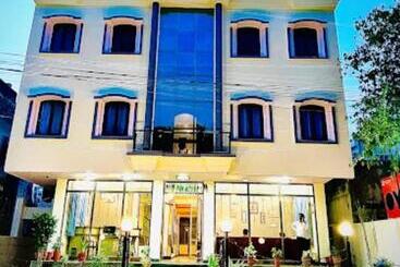 Hotel Collection O Anuja Palace