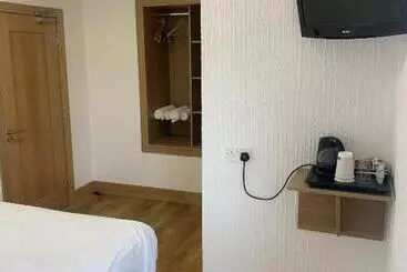 Hughie Mickey Dan S B&b