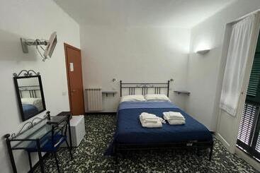 פנסיון Yolo Rooms