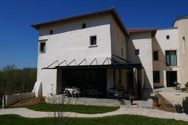 Majatalo Suite De Charme Dans Une Maison Fortifiée Du Xvème Siècle, Entre Nancy Et Metz, Vue Sur La Moselle