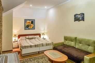 تختخواب و صبحانه апартаменты / Mieszkania / Apartments Svitlana