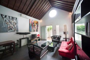 관광객 아파트 J & J Bali Villas  Seminyak