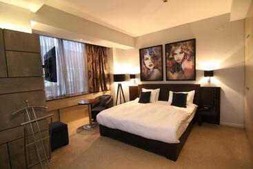 Queen S Hotel   Zebra Centre