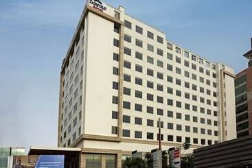 Отель Fairfield By Marriott Lucknow