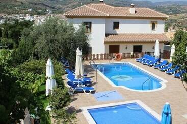 هتل Hostal Y Apartamento Rural Los Naranjos