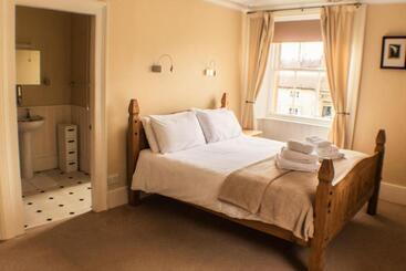 בית מלון כפרי The Royal Oak