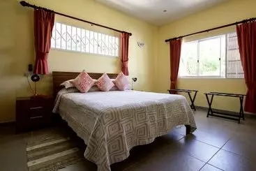 آپارتمان‌های توریست‌ها Surfers Beach Self Catering Chalets