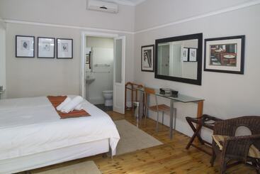 تختخواب و صبحانه Conifer Beach House