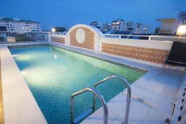 Aparthotel Central Hotel & Residences Swimming Pool