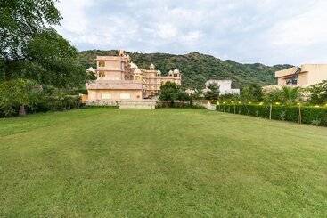 Resort Traavista Aravali Mahal