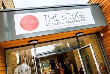 فندق The Lodge At Perth Racecourse