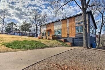 بيت ريفى Airy Bella Vista House W/ Decks & Gas Grill!